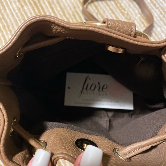 Small brown synch cross body bag. - Picture 6 of 7